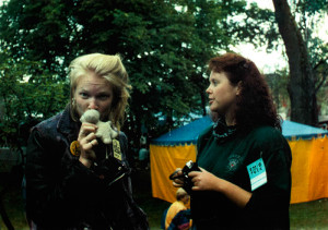 Marja (vasemmalla), Saini YAD Ruisrockissa 1988.