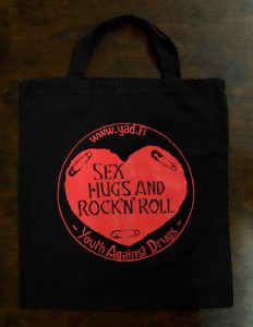 Kuva kangaskassista, jossa lukee punaisen sydämen sisällä: Sex, Hugs and Rock'n'Roll.