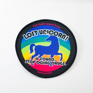 Kuva kangasmerkistä, jossa värikkäällä taustalla yksisarvinen, sekä teksti: Lost Unicorn! If found, stop doing drugs.