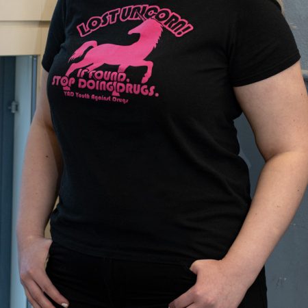 Kuva paidasta, jossa pinkki yksisarvisen kuva ja teksti: Lost Unicorn! If found, stop doing drugs.