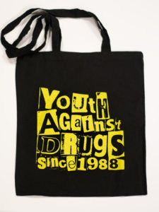 Kuva kangaskassista, jossa Youth Against Drugs Since 1988 -teksti
