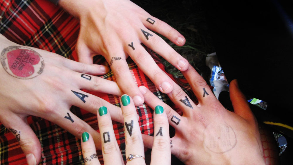 Kuva neljästä YAD-sormitatuoinneilla koristellusta kädestä