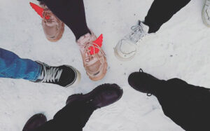 Nuorten jalkoja, lunta