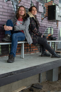 Janne ja Eppu istuvat Tanssisali Lutakon lastauslaiturilla
